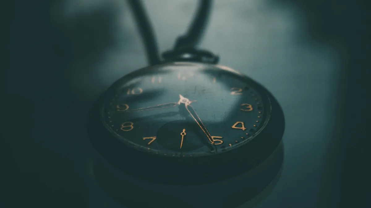 Reloj de bolsillo antiguo fotografiado con luz azulada tenue