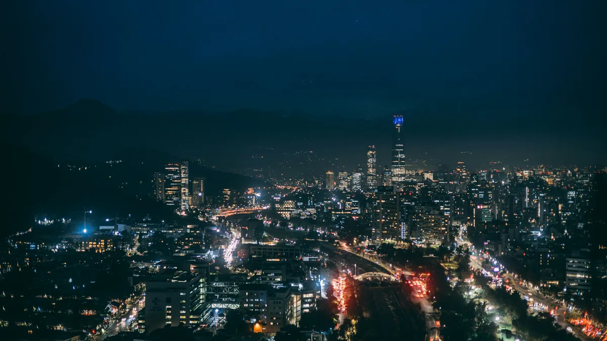 Vista nocturna de Santiago de Chile desde un cerro, con la ciudad iluminada
